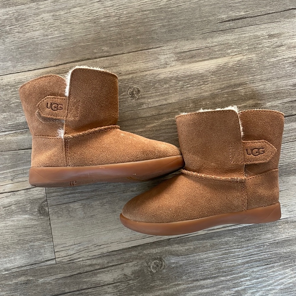 Size 7 toddler Uggs
